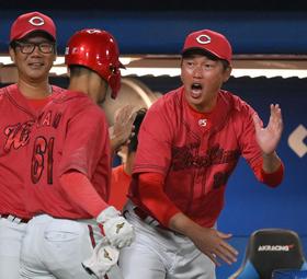 広島　大逆転勝ちで連敗ストップも５年連続Ｖ逸　８回に一挙４得点　代打・磯村が逆転打