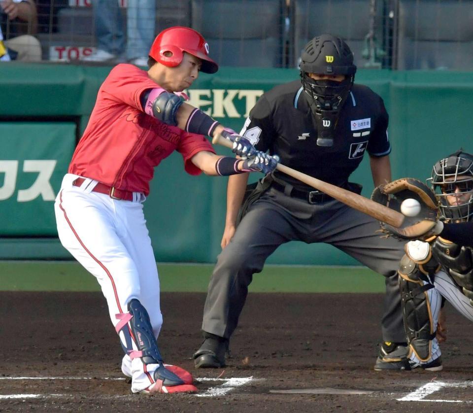 　対阪神戦の６回、左前打を放つ野間＝９日、甲子園