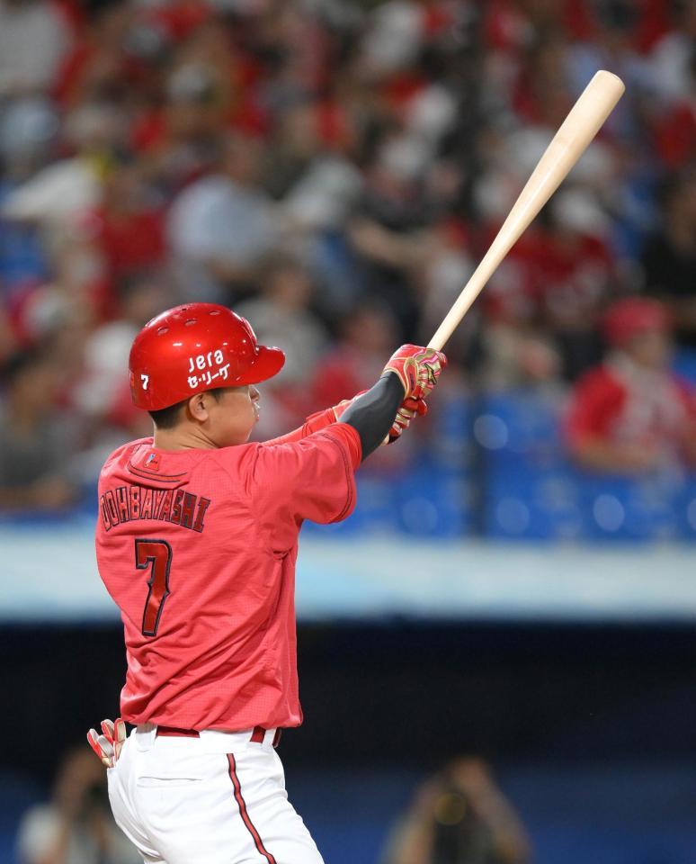 　２回、左越えソロを放つ堂林（撮影・伊藤笙子）