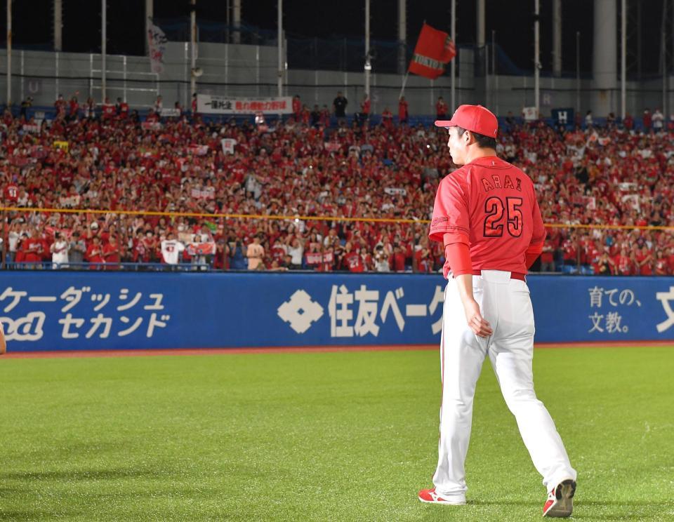 　神宮最終戦で勝利を収め、球場を後にする新井監督（撮影・伊藤笙子）