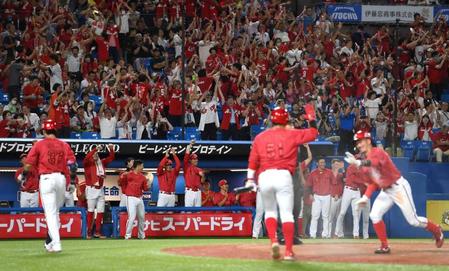 　８回、磯村の逆転２点適時打で盛り上がる広島ナイン（撮影・伊藤笙子）