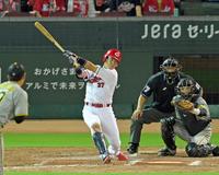 　３回、左中間へ同点に追いつく適時二塁打を放つ野間（撮影・立川洋一郎）