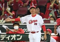 　８回、勝ち越し適時打を放った松山に代走を送る新井監督（撮影・中田匡峻）