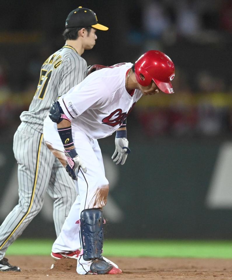 　３回、同点適時打を放った野間は二塁へすべり込んだあと、右足を気にする（撮影・田中太一）