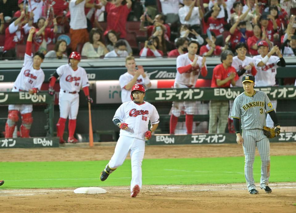 　８回、中前へ勝ち越し適時打を放ち一塁を回る代打・松山（撮影・立川洋一郎）