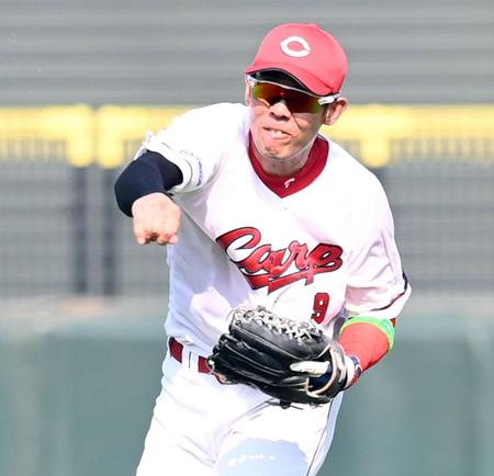 　３回、ノイジーの打球を本塁へ送球する秋山（撮影・田中太一）