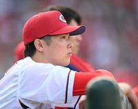 　５回に途中降板した森下はベンチから戦況を見つめる（撮影・田中太一）