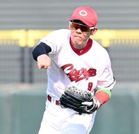 　３回、ノイジーの打球を本塁へ送球する秋山（撮影・田中太一）