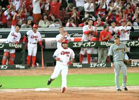 広島　阪神止めて４年ぶり７０勝　Ｖ打の松山は阪神戦打率・３９１、７打点「前に飛ばせば何か起きる」
