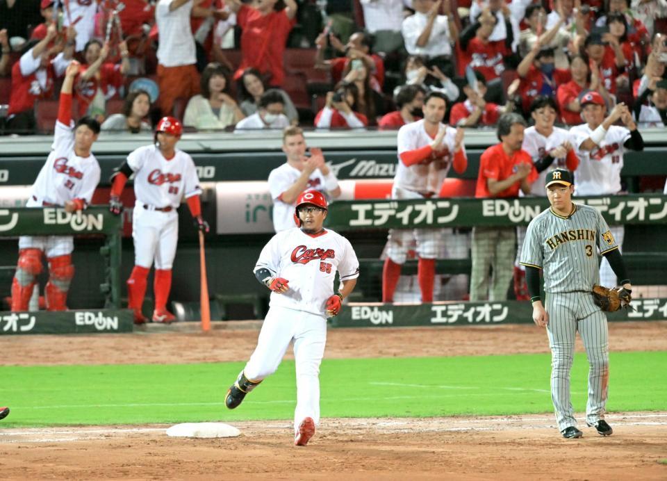 　８回、勝ち越し適時打を放ち一塁を回る代打・松山（撮影・立川洋一郎）