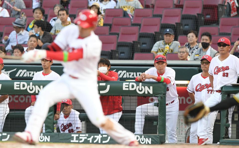 　９回、秋山（手前）の打席を見つめる新井監督（中央右）＝撮影・中田匡峻