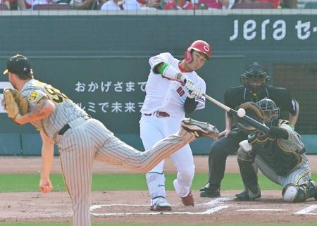 　６回、左前打を放つ田村（撮影・立川洋一郎）