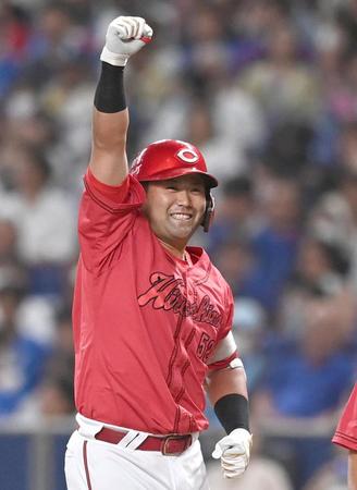 　９回、田村の代打・末包は適時打を放ちガッツポーズ（撮影・田中太一）