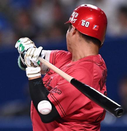 　９回、スイングした際にボールを手に当てた田村（撮影・田中太一）