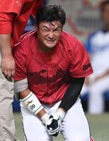 　９回、スイングした際にボールを手に当て、痛がる田村（撮影・田中太一）