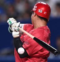 　９回、スイングした際にボールを手に当てた田村（撮影・田中太一）