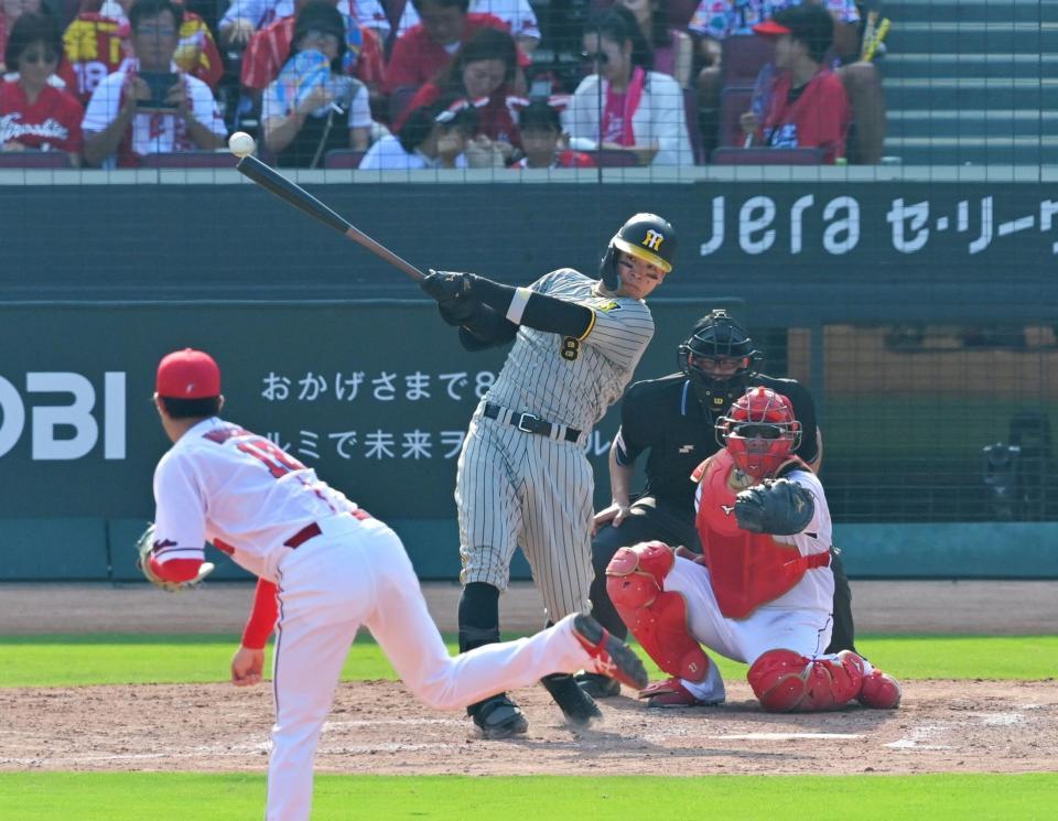 　５回、右前へ適時打を放つ佐藤輝（撮影・立川洋一郎）