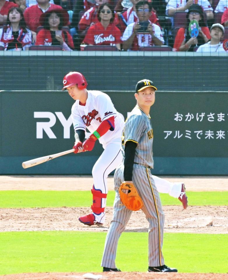 　３回、二飛に倒れる堂林。投手・大竹（撮影・立川洋一郎）