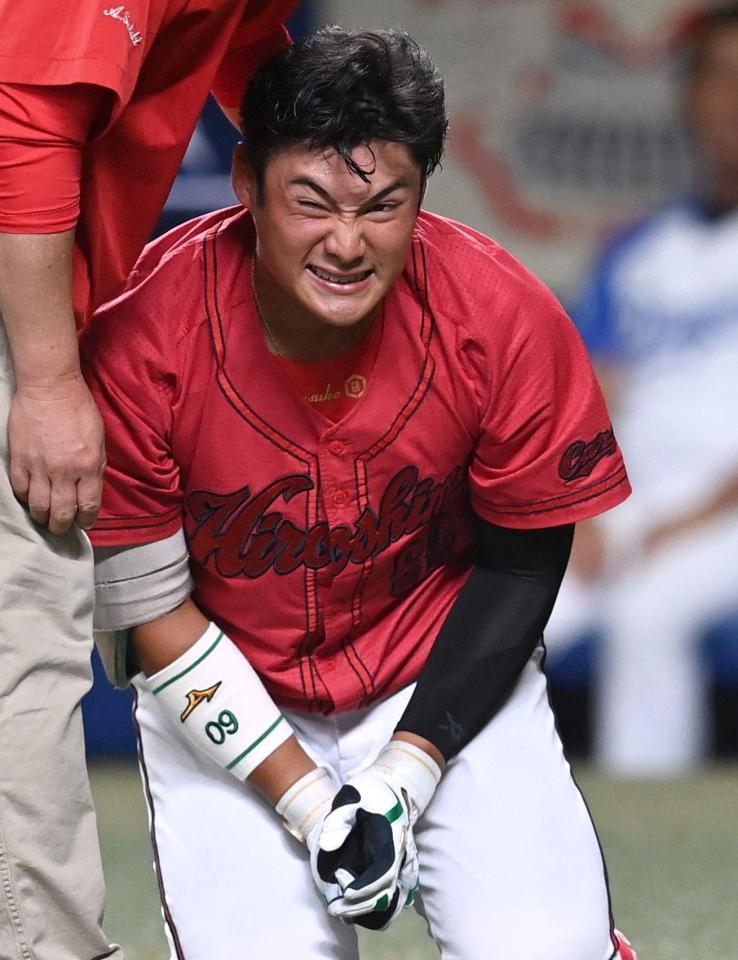 　９回、スイングした際にボールを手に当て、痛がる田村（撮影・田中太一）