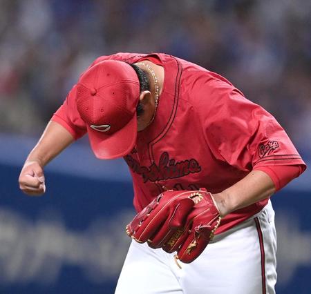 　６回、ビシエドを打ち取り、気迫を見せる九里（撮影・田中太一）