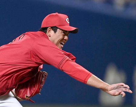 　中日打線を相手に投げ込む九里（撮影・田中太一）