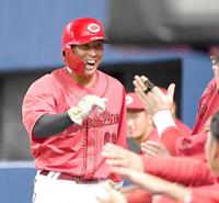 　６回、小園の適時打で生還した羽月はナインと喜び合う（撮影・田中太一）