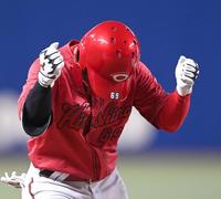 　６回、先制適時打の羽月は塁上で大喜び！（撮影・田中太一）