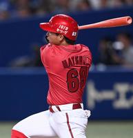 　６回、先制適時打を放つ羽月（撮影・田中太一）