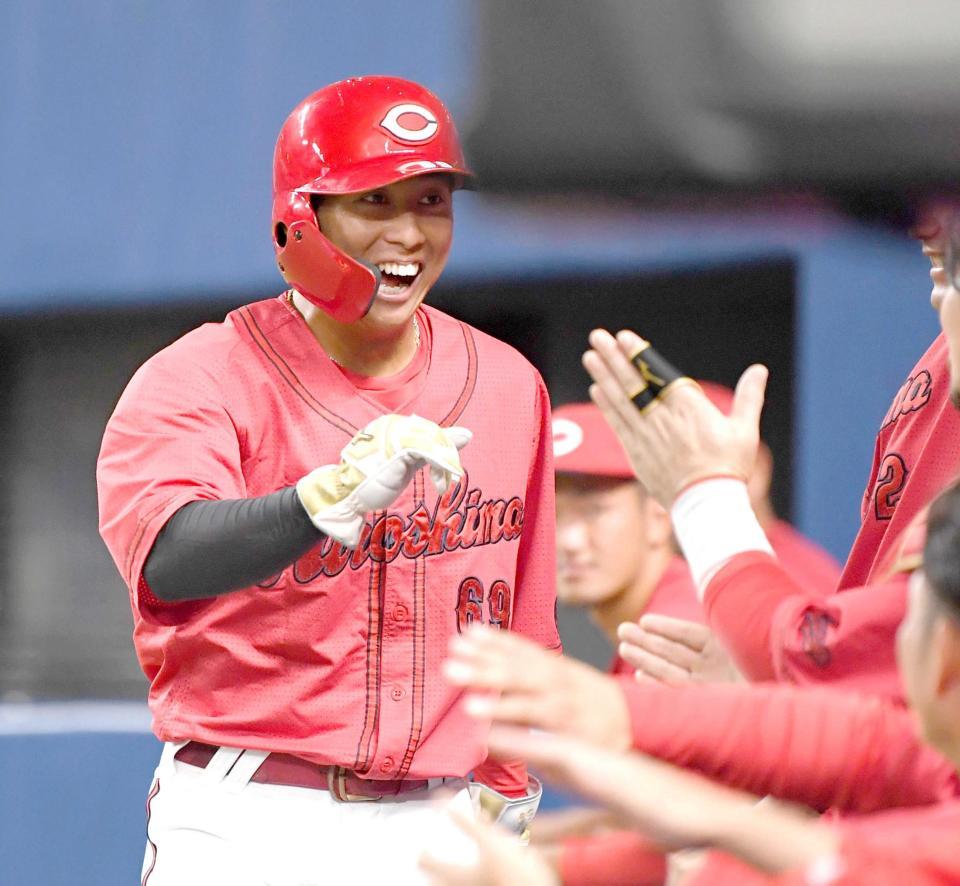 　６回、小園の適時打で生還した羽月はナインと喜び合う（撮影・田中太一）