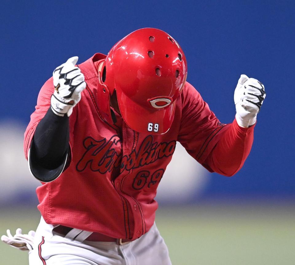 　６回、先制適時打の羽月は塁上で大喜び！（撮影・田中太一）