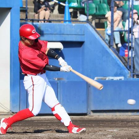 　左前打を放つ上本