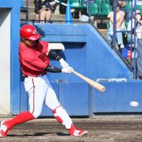 　左前打を放つ上本