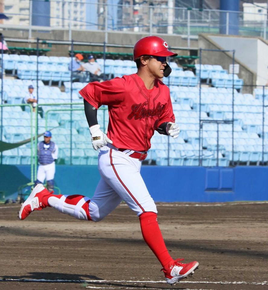 　７回、一塁へ走る上本