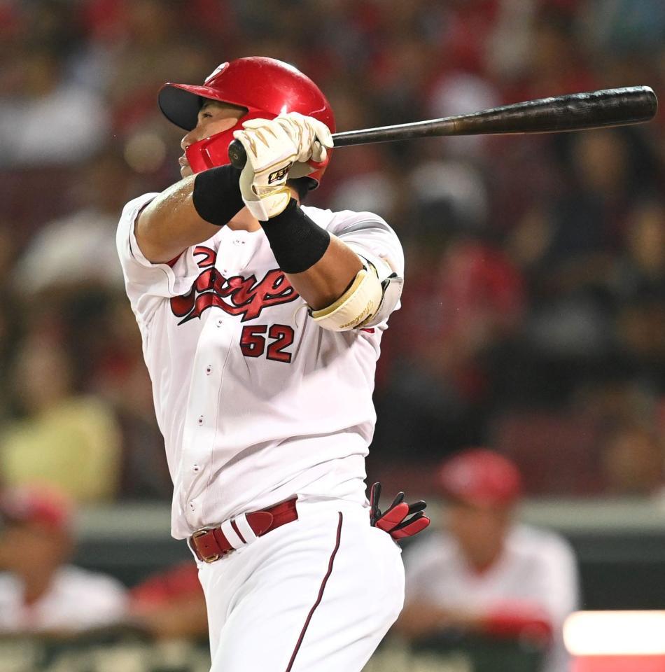 　５回、右中間へチーム初安打を放つ末包（撮影・田中太一）