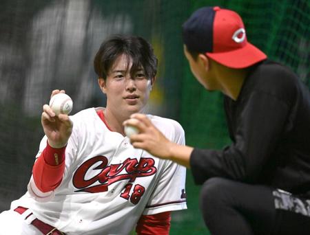 　練習を終え、森（右）と話し込む森下（撮影・田中太一）