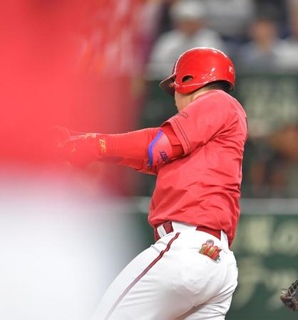 　４回、中越えに同点二塁打を放つ堂林（撮影・西岡正）