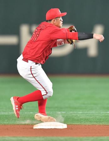 　６回、ブリンソンの遊ゴロで一塁へ送球する際にベースで足首をひねった小園（撮影・西岡正）