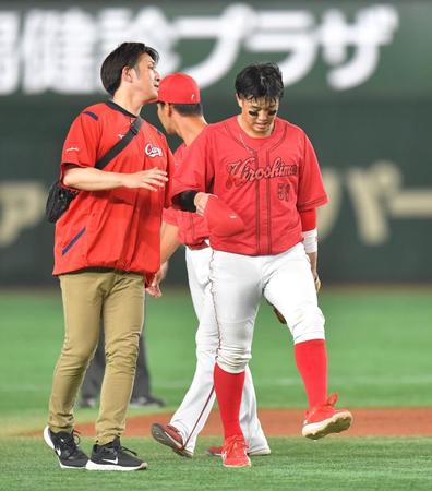 　６回、痛めた足首を気にしながら治療に向かう小園（撮影・西岡正）