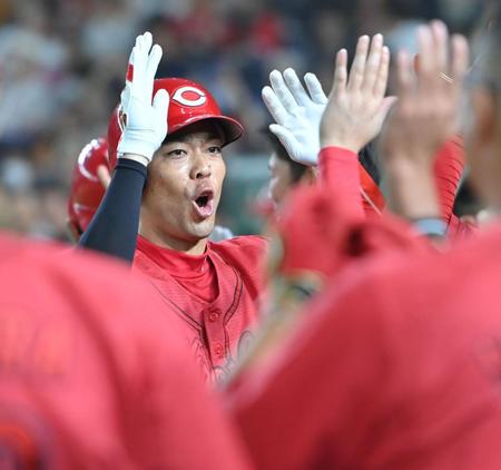 　７回、２ランを放ち、ナインとタッチを交わす秋山（撮影・西岡正）