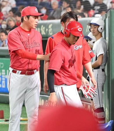 　９回、死球を受け、新井監督（左）が見守る中、ベンチへ下がる秋山（撮影・西岡正）