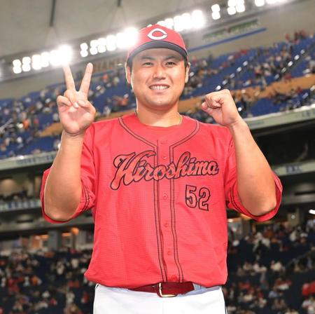 　ヒーローインタビューの後、ポーズをとる末包（撮影・西岡正）