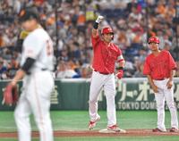 　４回、勝ち越し打を放ち、ベンチへ向かってガッツポーズする末包（中央）＝撮影・西岡正