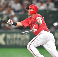 　７回、左越えに勝ち越しソロを放つ末包（撮影・西岡正）