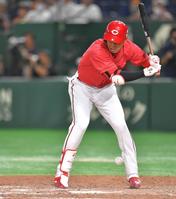 　９回、左足に死球を受ける秋山（撮影・西岡正）