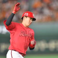 　２回、先制ソロを放ち、本塁へ向かう堂林（撮影・西岡正）