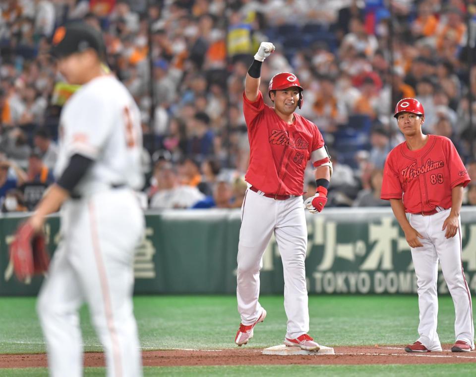 　４回、勝ち越し打を放ち、ベンチへ向かってガッツポーズする末包（中央）＝撮影・西岡正