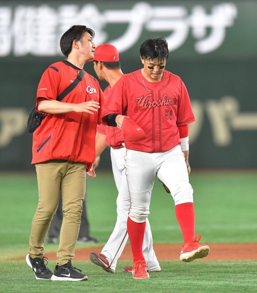 　６回、痛めた足首を気にしながら治療に向かう小園（撮影・西岡正）