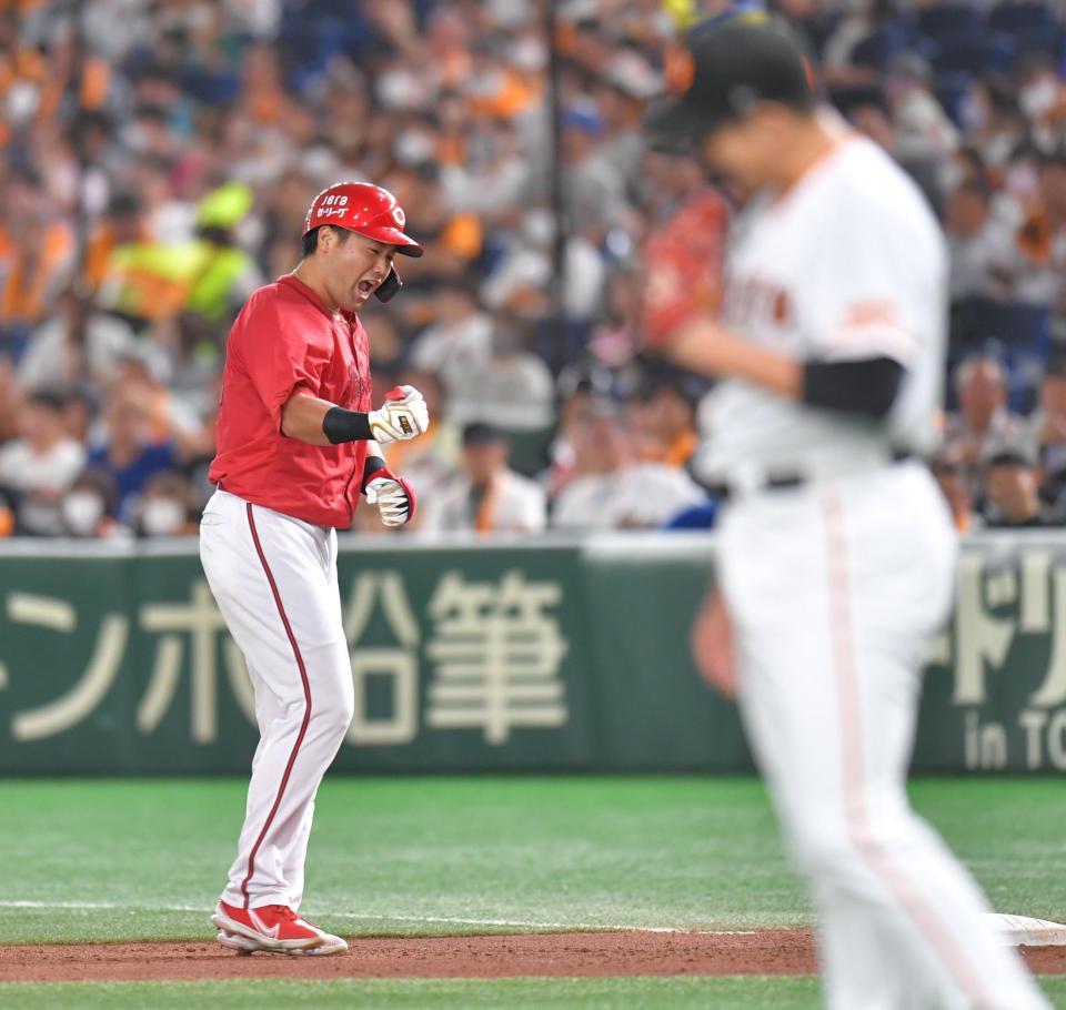 　４回、勝ち越し打を放ち、ガッツポーズする末包（撮影・西岡正）