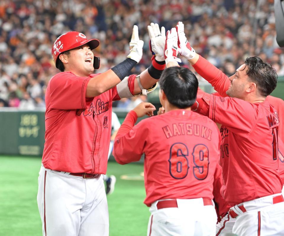 　７回、勝ち越しソロを放ち、ナインと喜び合う末包（撮影・西岡正）