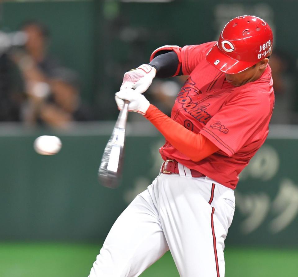 　７回、右越え２ランを放つ秋山（撮影・西岡正）